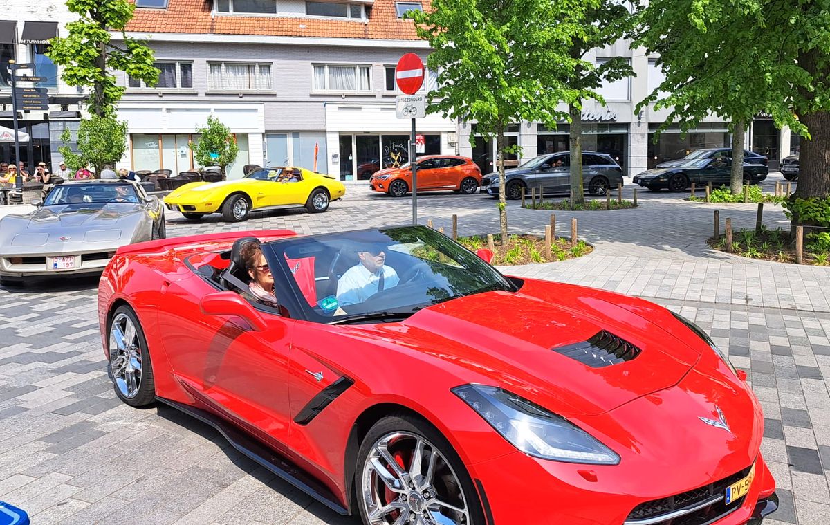 Bijzondere colonne auto's vanmiddag