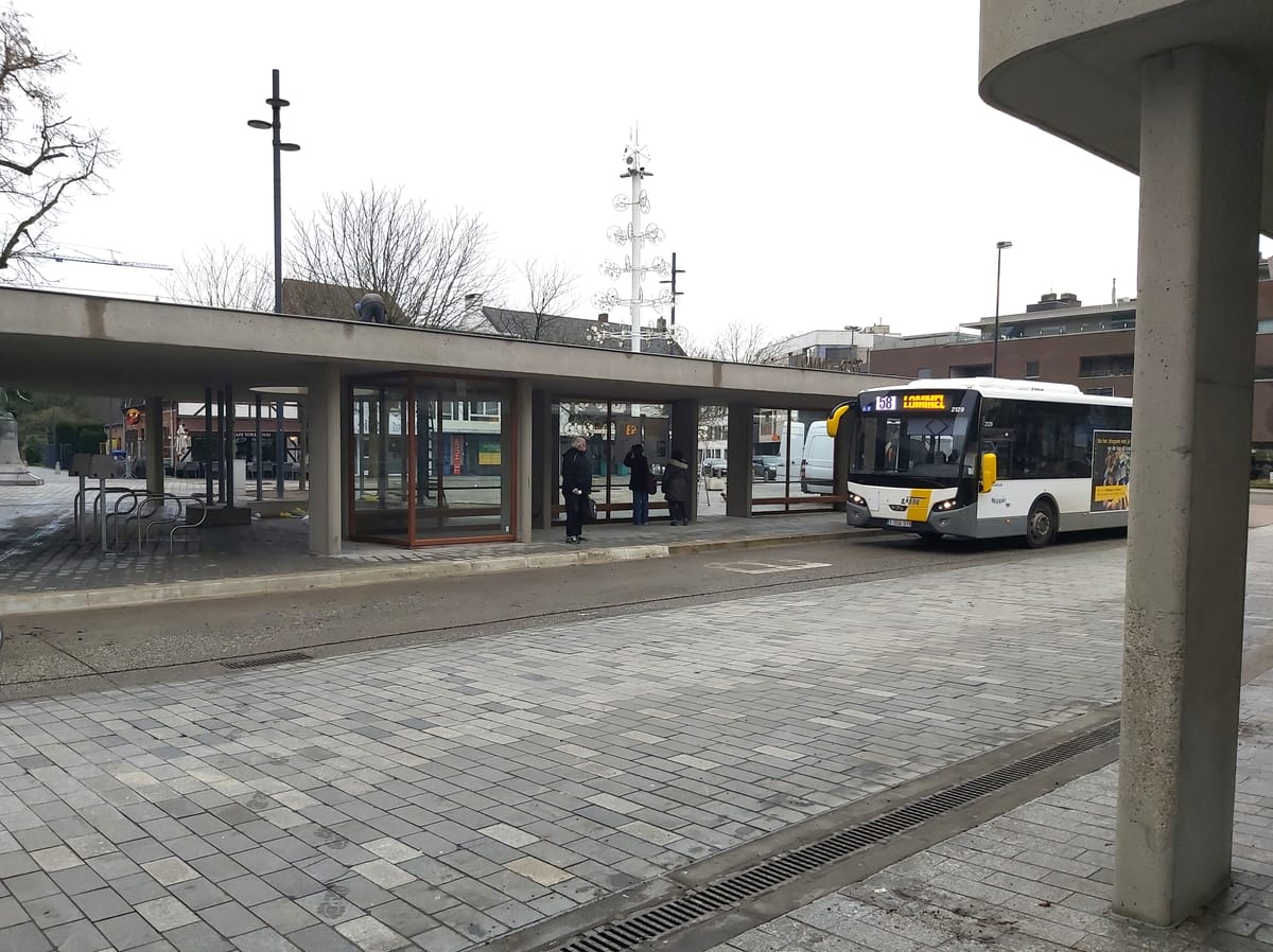 Nieuw buspaviljoen in dienst genomen