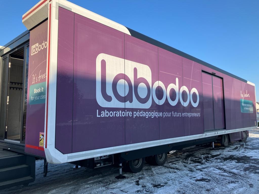X plus verwelkomt ‘LabOdoo truck’ op school