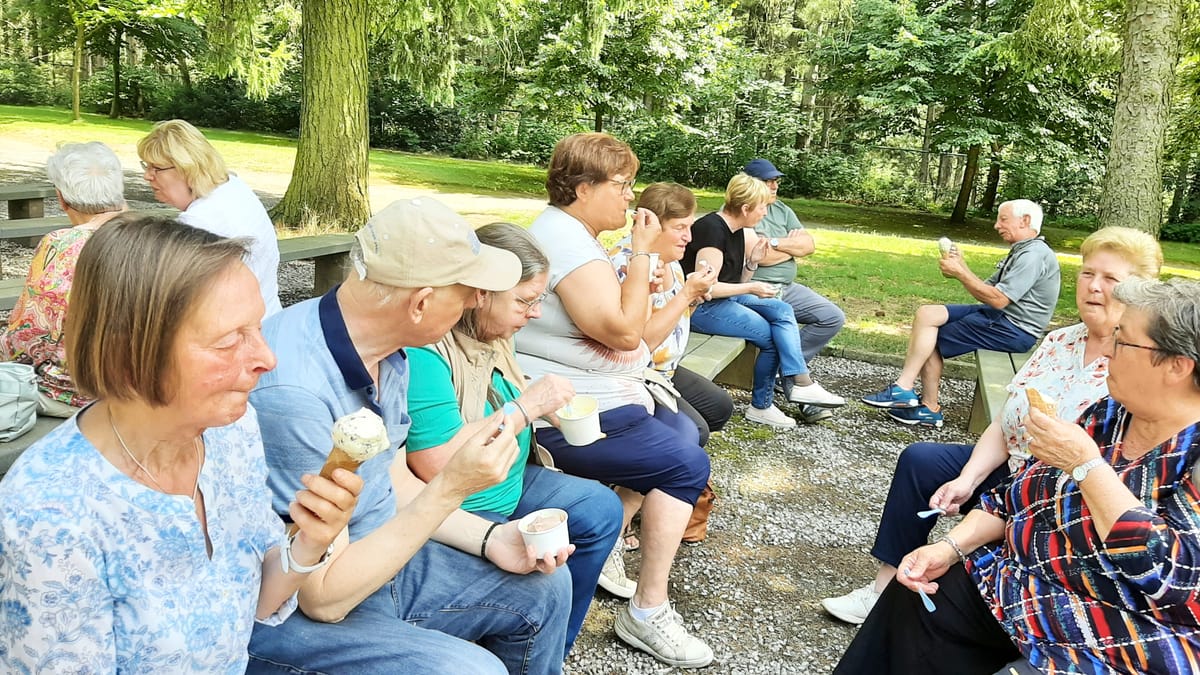 Een ijsje likken onder de stralende zon bij OKRA