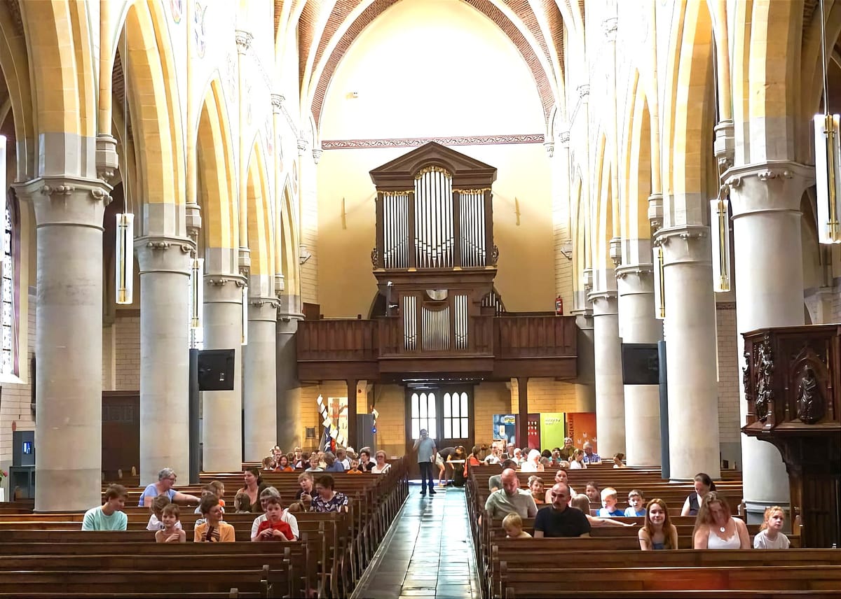 Filmvertoning in de kerk van het centrum