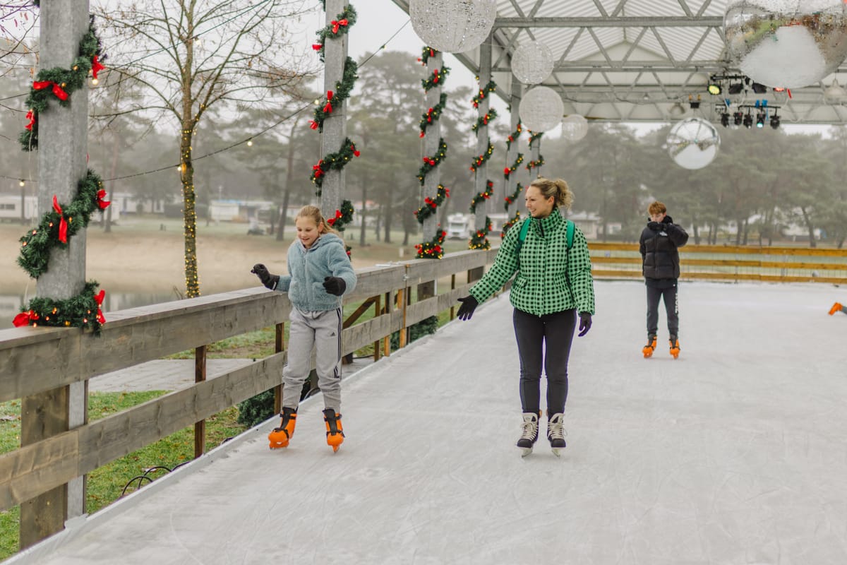 Eerste schaatsers op Blauwe Meer