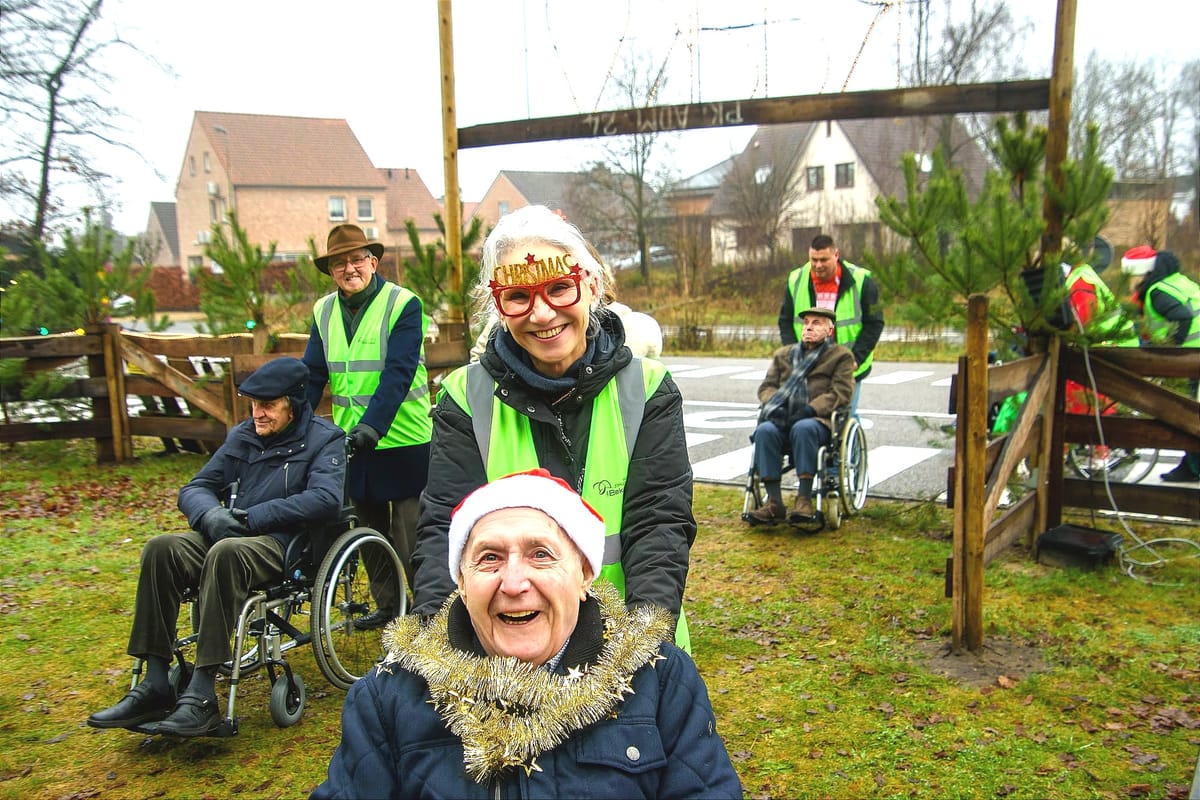 Bewoners 'De Bekelaar' wandelen naar kerststal