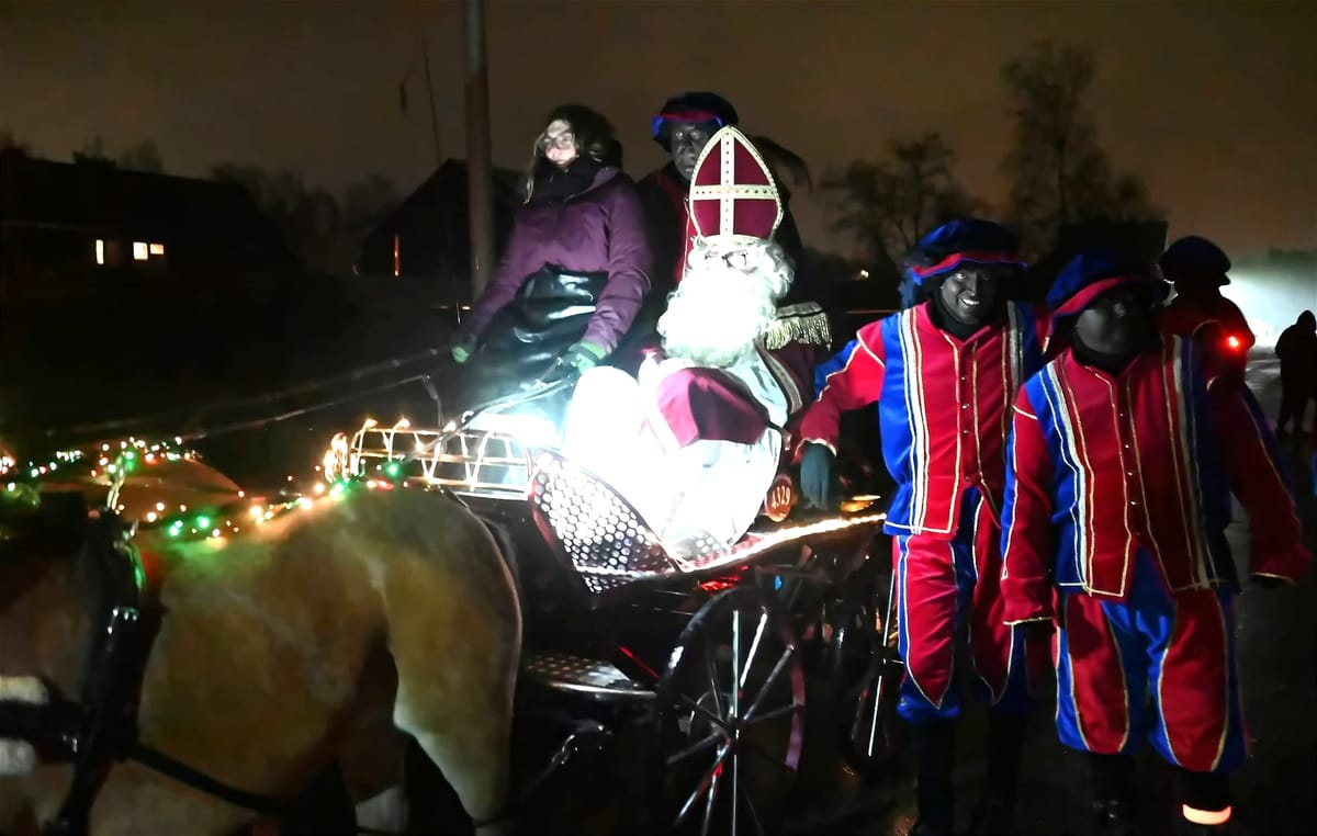 De Sint en z'n Pieten met paard en kar door Werkplaatsen