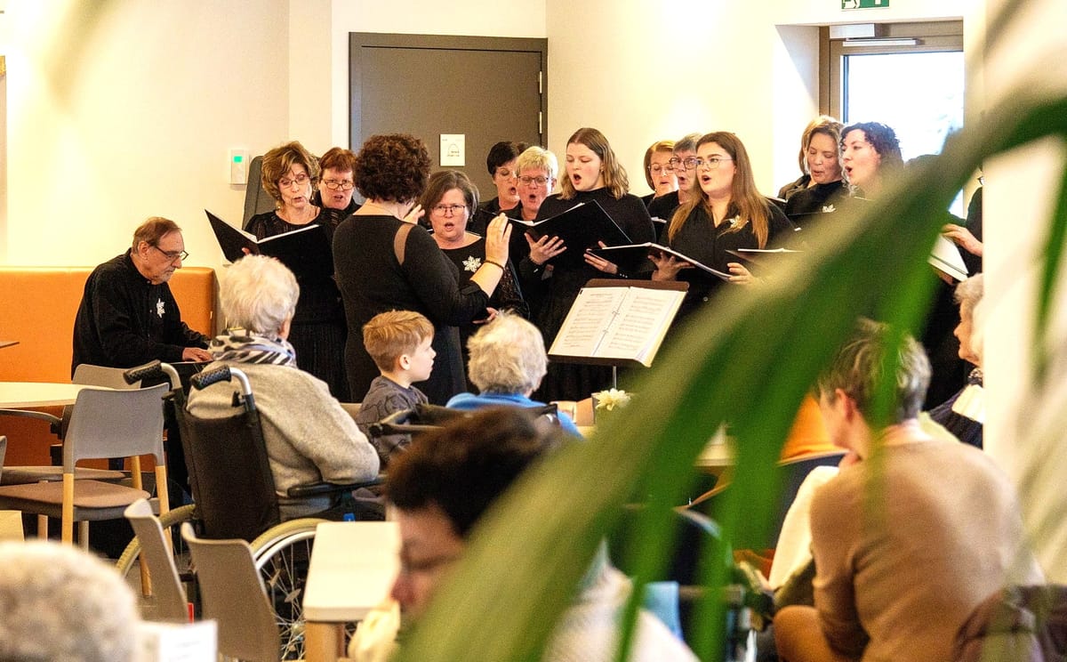 Koor Lokomotief zingt in De Bekelaar