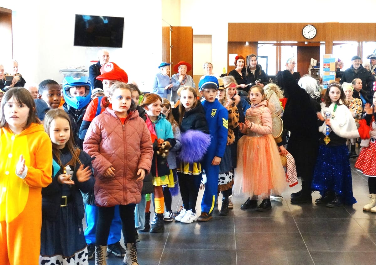 Basisschool Lommel West en wzc Hoevezavel vieren samen carnaval