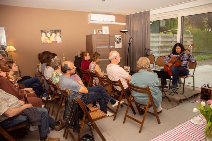 'Gluren bij de Buren' met Asheema Van Lommel op gitaar en Anke van Eckeren en Rik van Braband die poëzie brachten