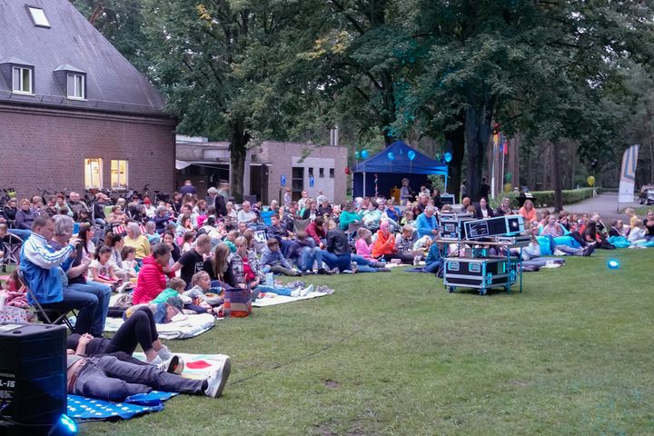 Veel volk voor 'Film in het bos'