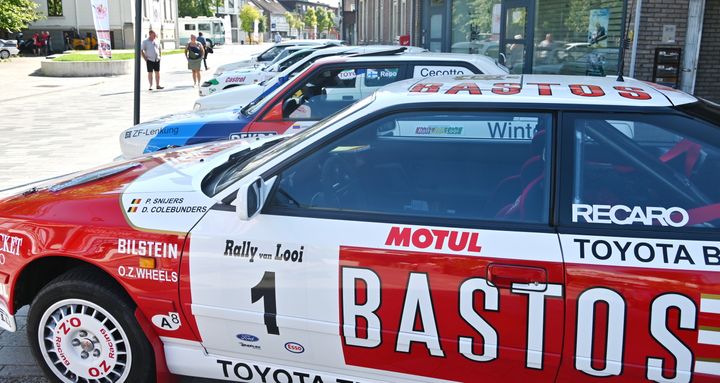 Wagens van de rally van Looi op Marktplein