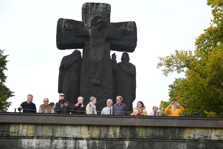 Cultuursmakers bezoeken Duitse militaire begraafplaats