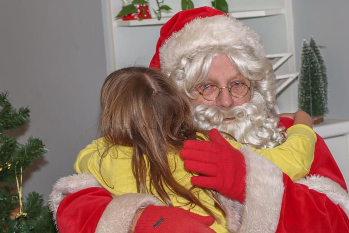 Kerstkamp bij Akindo afgesloten met kerstman