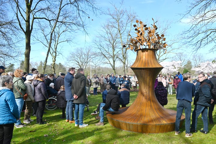 Tweede troostplek aan kerkhof Kerkhoven