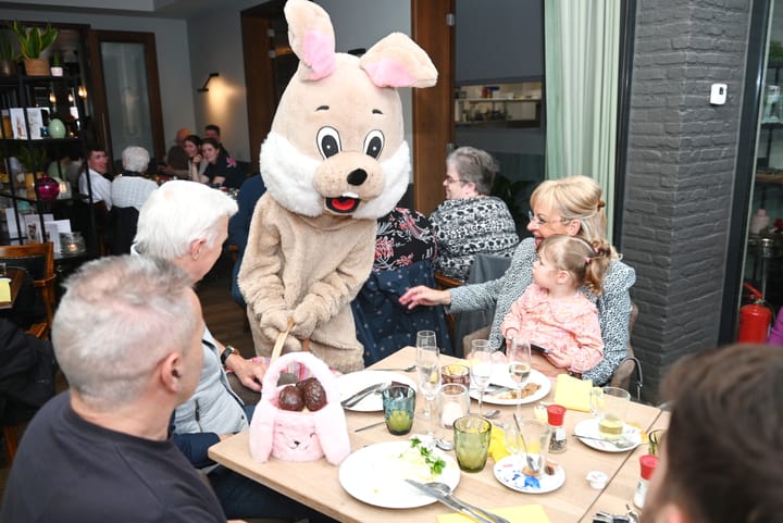 Paashaas bezoekt Paasontbijt bij Tuincafé