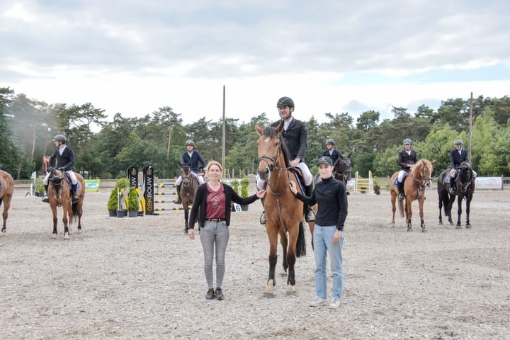 Wedstrijd jonge paarden bij rijvereniging St. Pieter