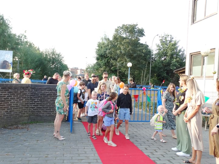 Rode loper en bloemen voor eerste schooldag