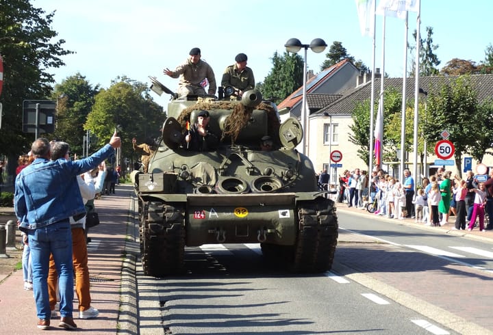 Colonne historische  legervoertuigen via Kerkhoven naar Barrier