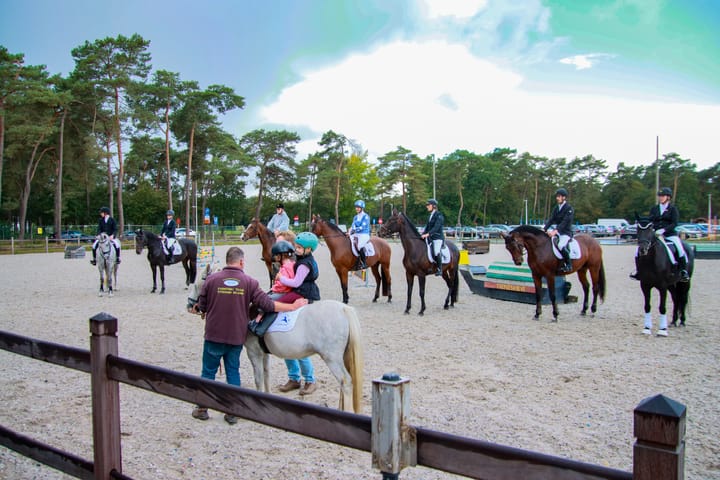 Stad Lommel en Rijvereniging Sint-Pieter vernieuwen paardenpaddock