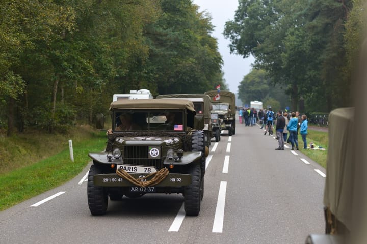 Morgen verkeershinder door historische colonne