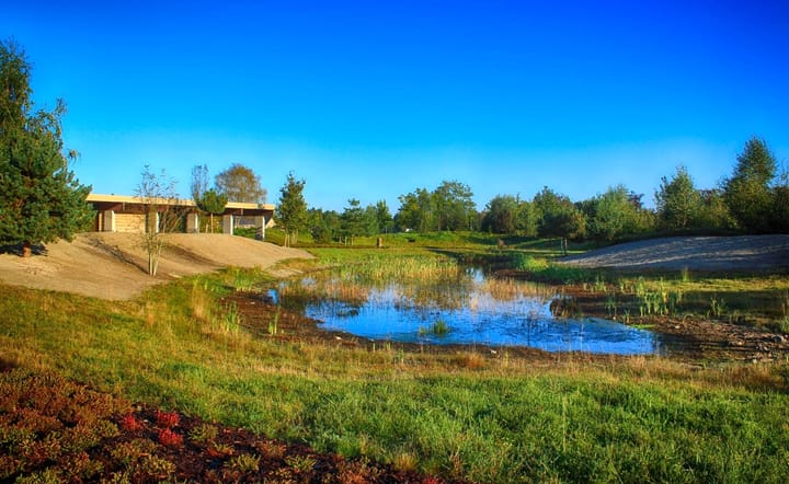 Crematorium Stuifduin in een herfstzonnetje