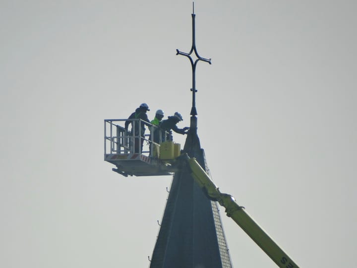 Kruis teruggeplaatst op hoofdkerk centrum