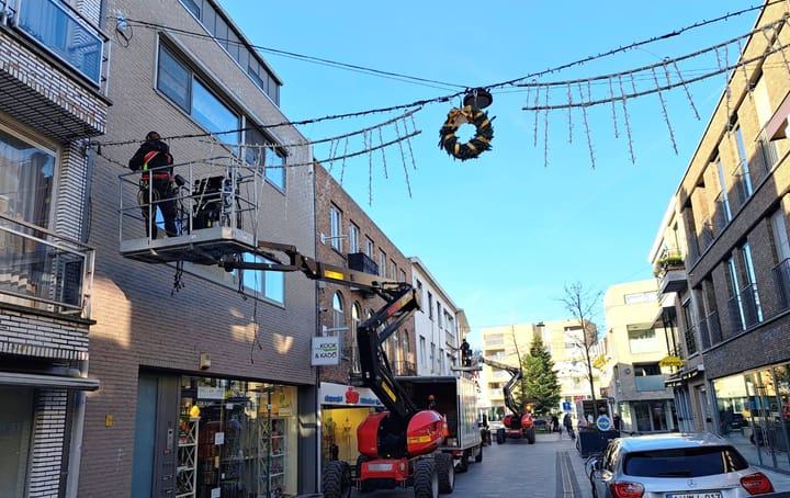 Kerstverlichting gehangen