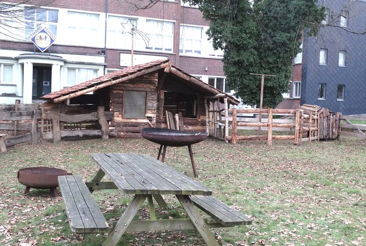 Opstellen van kerststal bij Raak Kattenbos